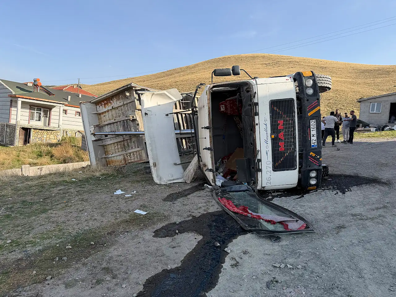 Konya'da çalışma sırasında hafriyat yüklü TIR devrildi! Sürücü hastaneye kaldırıldı