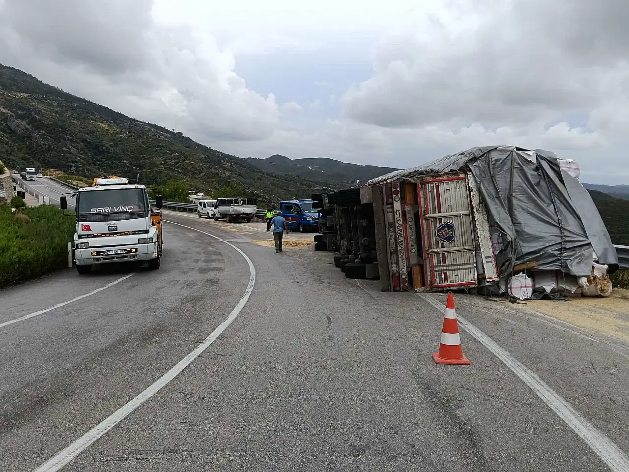 Konya yolunda saman balyası yüklü TIR devrildi