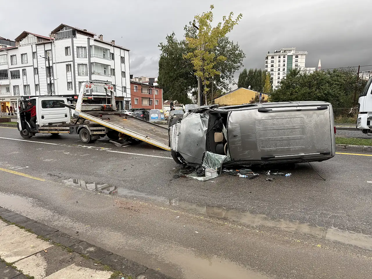 Feci kaza: Ağaca çarpan araç yan yattı, cadde trafiğe kapandı!