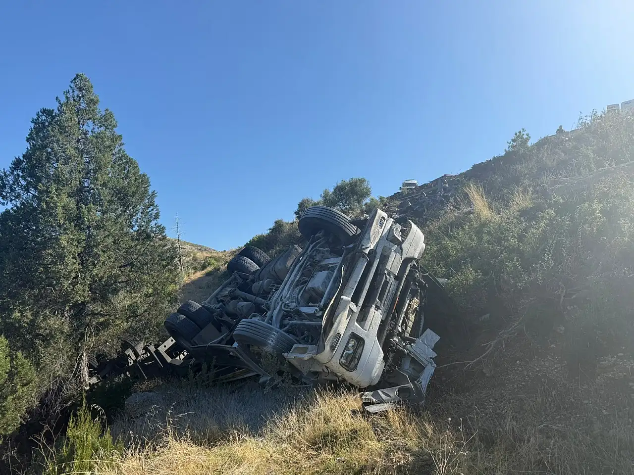 Konya'dan yola çıkan TIR şarampole devrildi! 2 yaralı