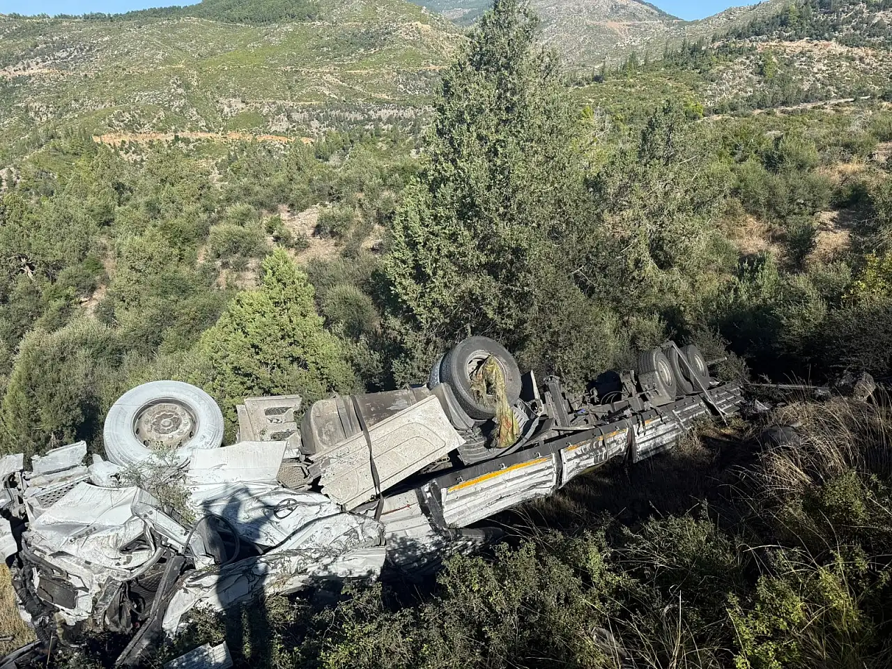 Konya'dan yola çıkan TIR şarampole devrildi! 2 yaralı