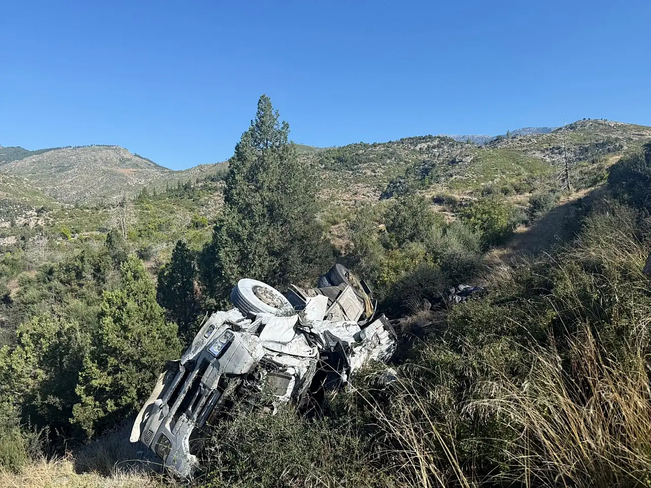 Konya'dan yola çıkan TIR şarampole devrildi! 2 yaralı