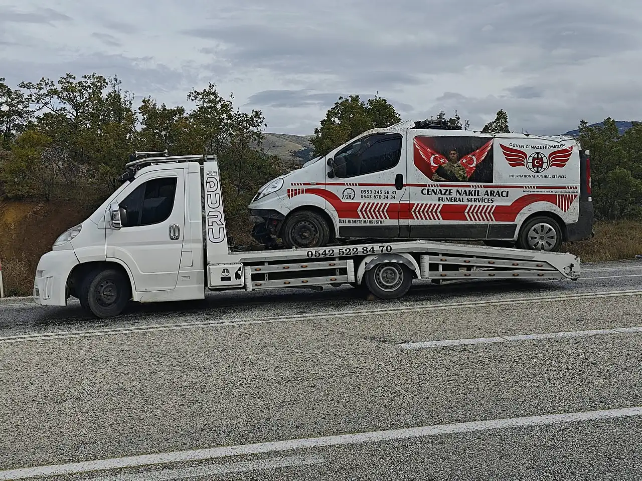 Konya yolunda korkutan kaza! Cenaze nakil aracı şarampole devrildi