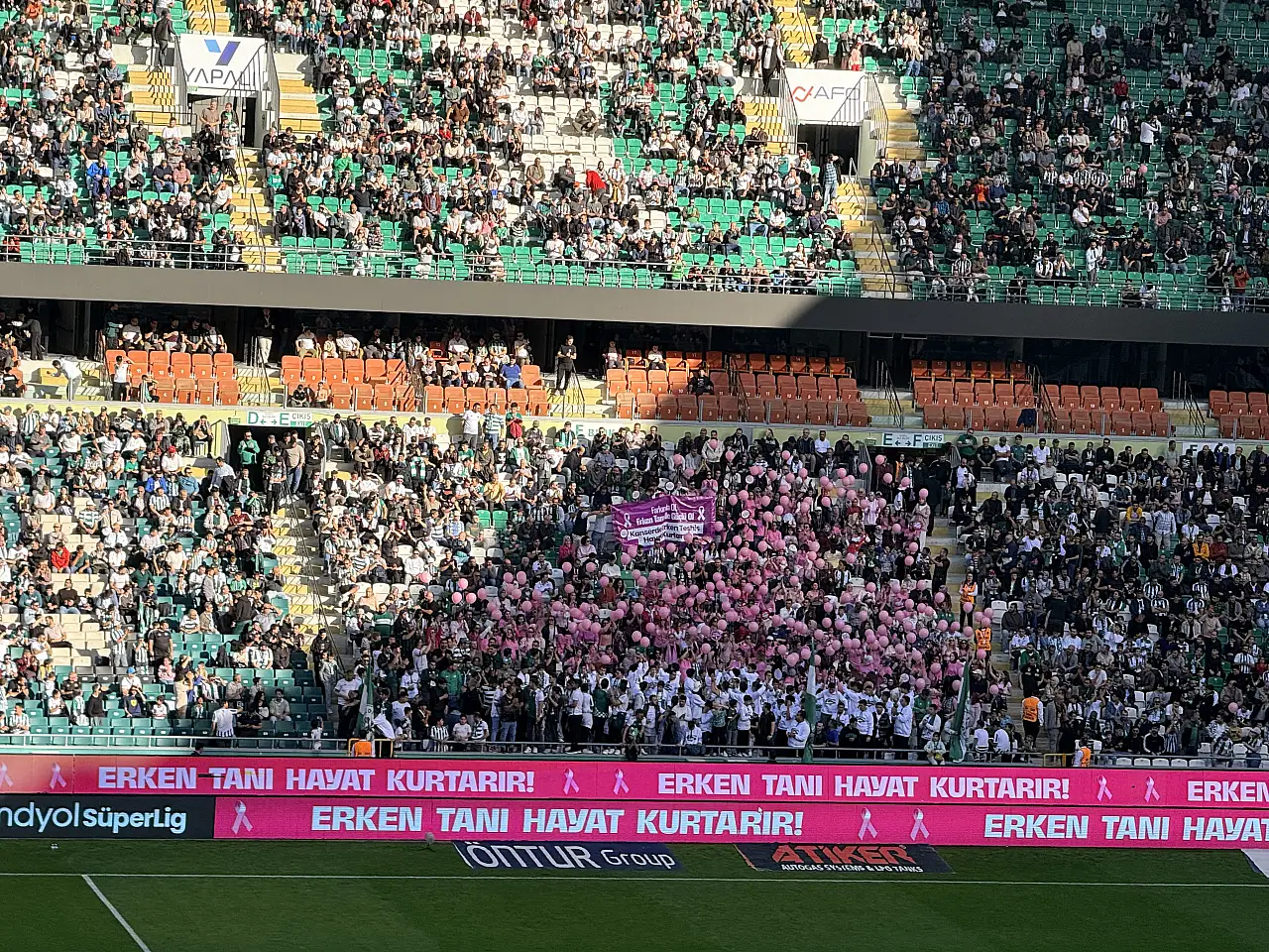 Konyaspor maçında pembe balonlar gökyüzüne yükseldi!