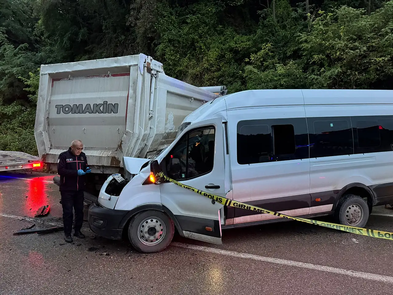 Karşı şeride geçen kamyon facia getirdi! 1 ölü, 18'i öğrenci 23 yaralı
