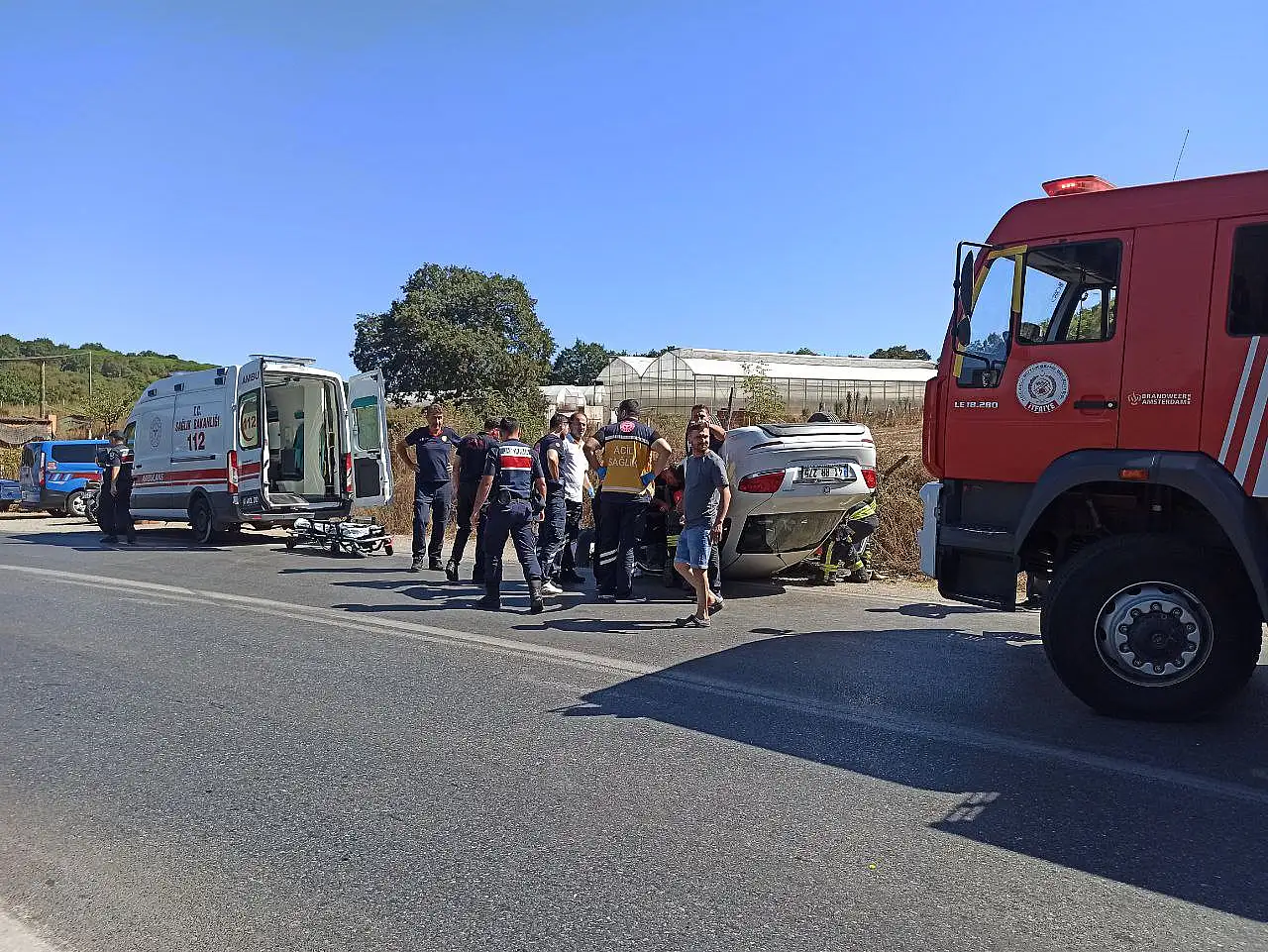 Otomobil duvara çarparak devrildi: Eşlerden biri hayatını kaybetti biri yaralandı