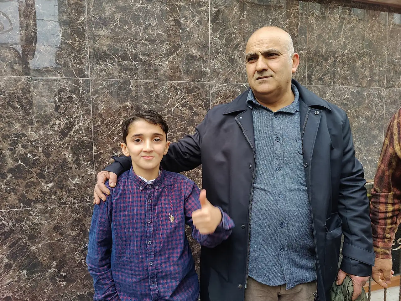 Otizmli Ömer araçlarının önünü kesti, ambulansa yol açtı