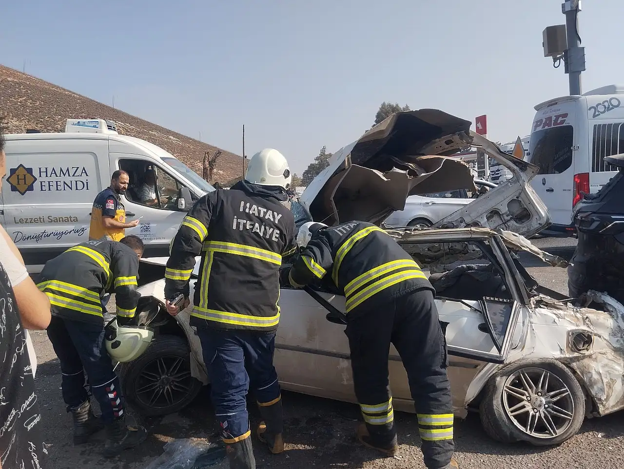 Işıkta bekleyen 5 aracı TIR biçti! Hurdaya dönen otomobillerin sürücüleri yaralı