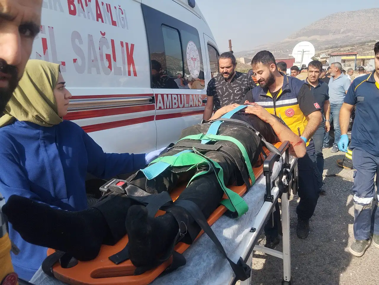 Işıkta bekleyen 5 aracı TIR biçti! Hurdaya dönen otomobillerin sürücüleri yaralı