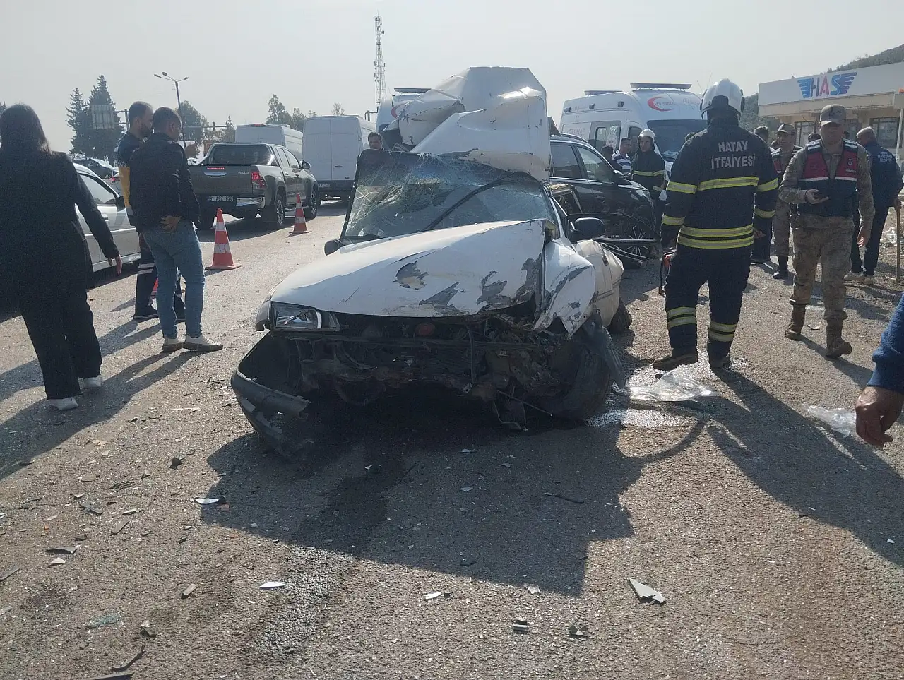 Işıkta bekleyen 5 aracı TIR biçti! Hurdaya dönen otomobillerin sürücüleri yaralı