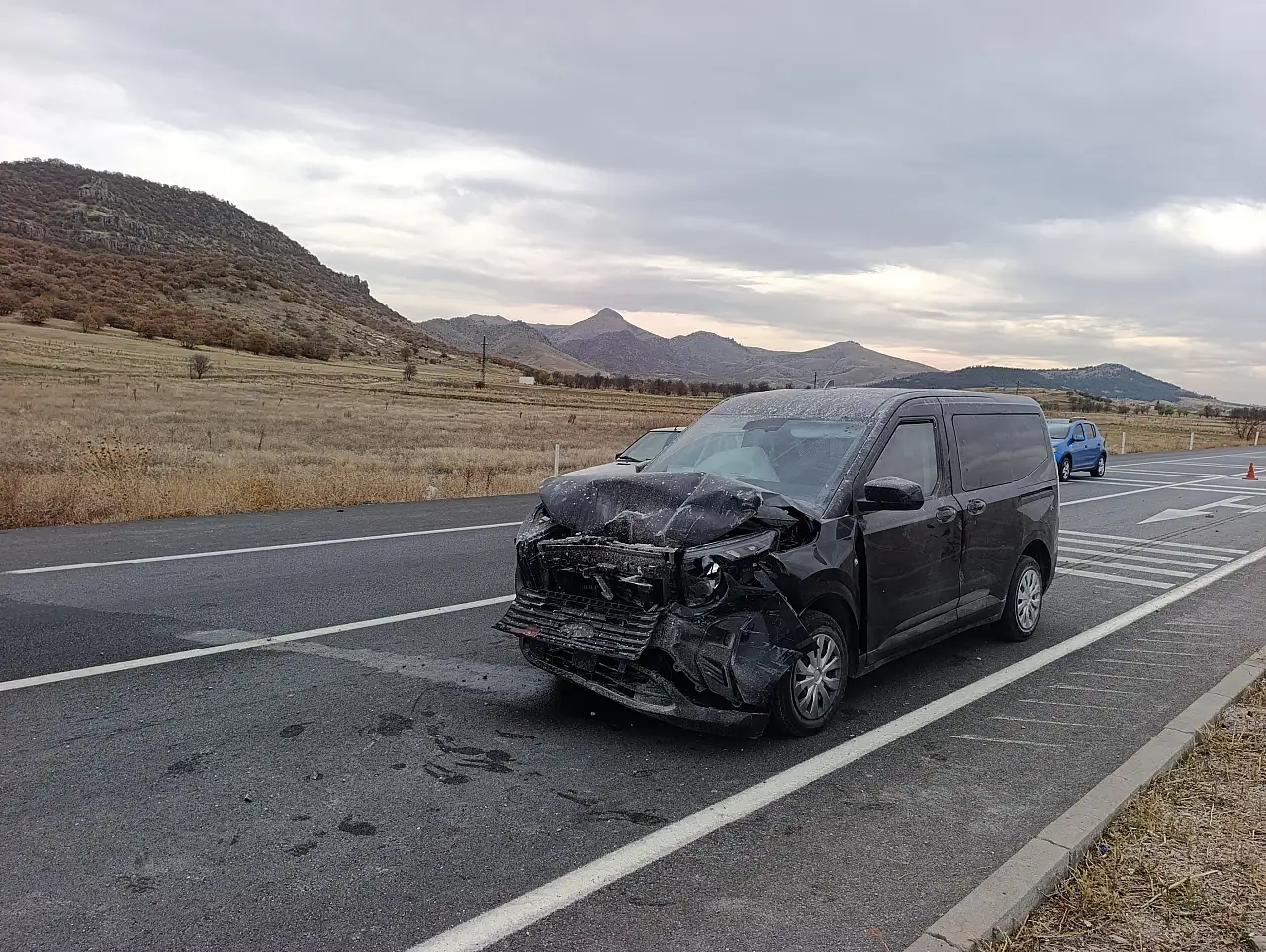İki hafif ticari araç çarpıştı, takla atan araç orta refüje çıktı