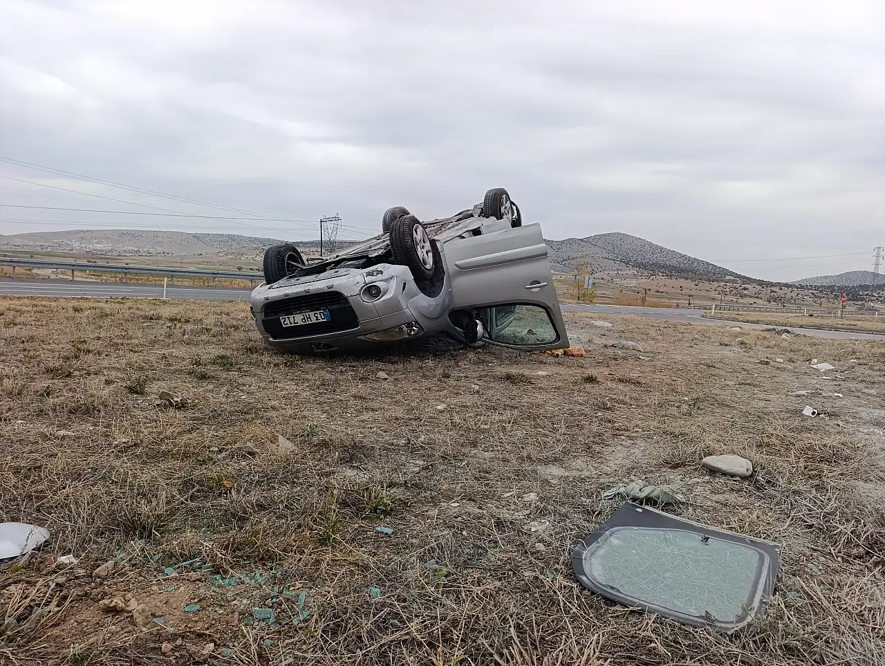 İki hafif ticari araç çarpıştı, takla atan araç orta refüje çıktı
