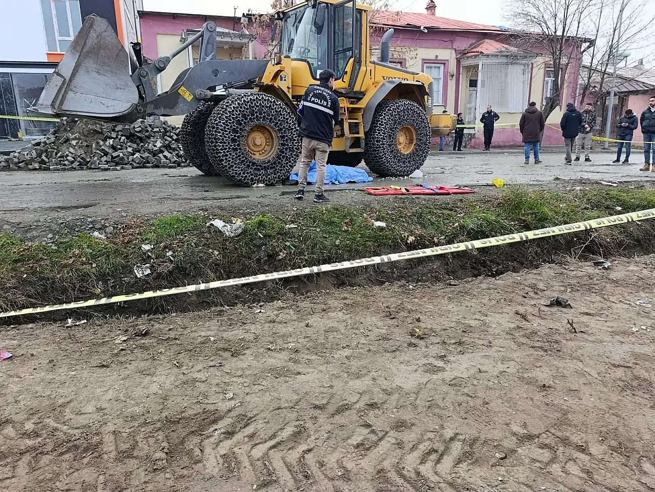 Emekli imam belediyeye ait kepçenin altında feci şekilde can verdi