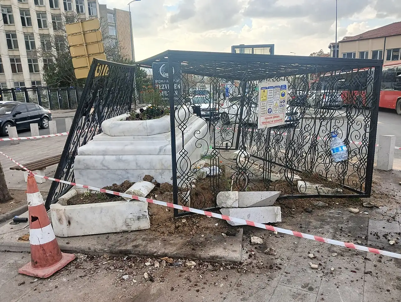 Tarihi türbe kazayla kurbanı oldu tahrip oldu