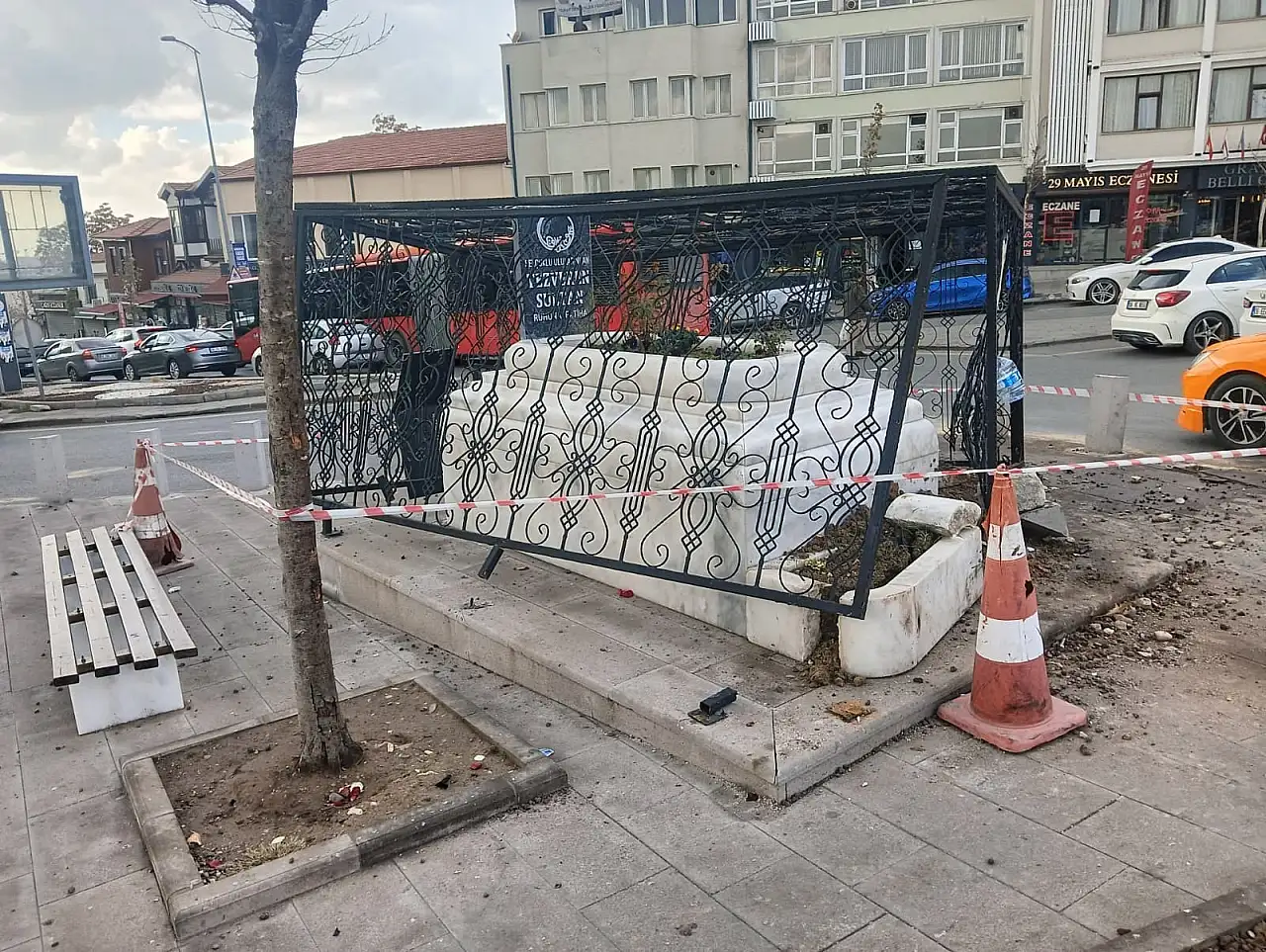 Tarihi türbe kazayla kurbanı oldu tahrip oldu