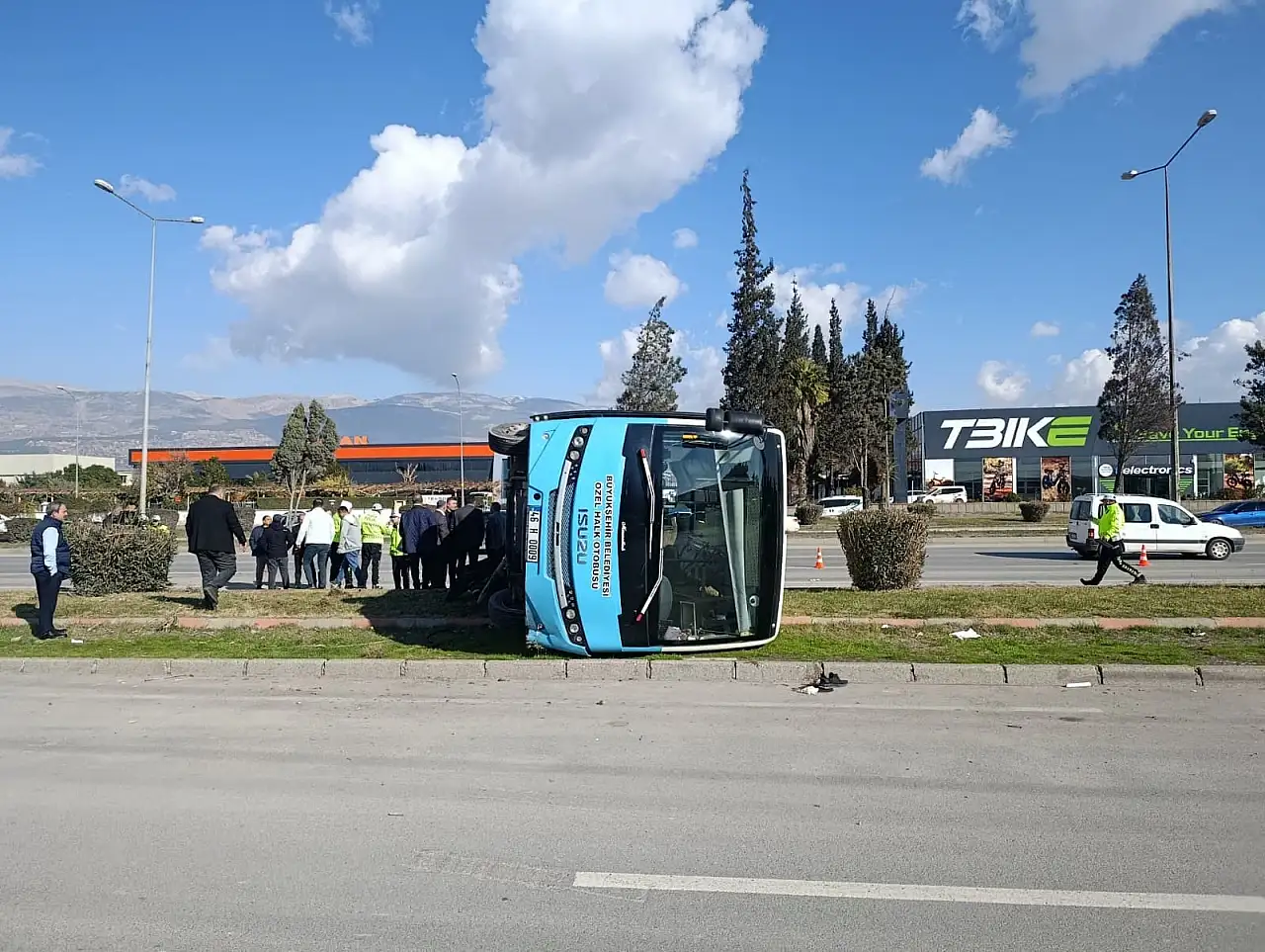 Hafif ticari aracın çarptığı halk otobüsü devrildi! Çok sayıda yaralı var