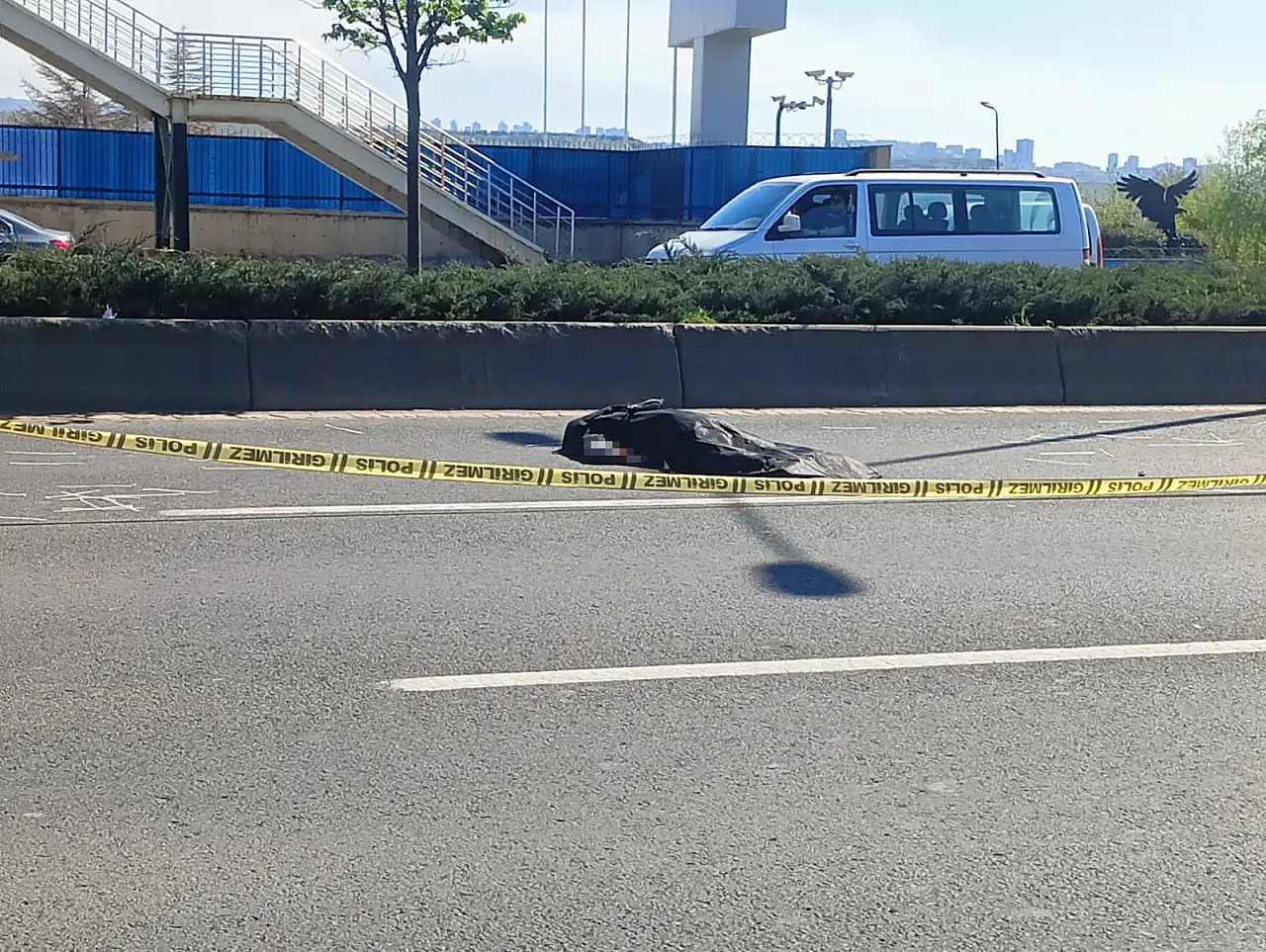 Afiş asarken düştü, otomobilin altında can verdi