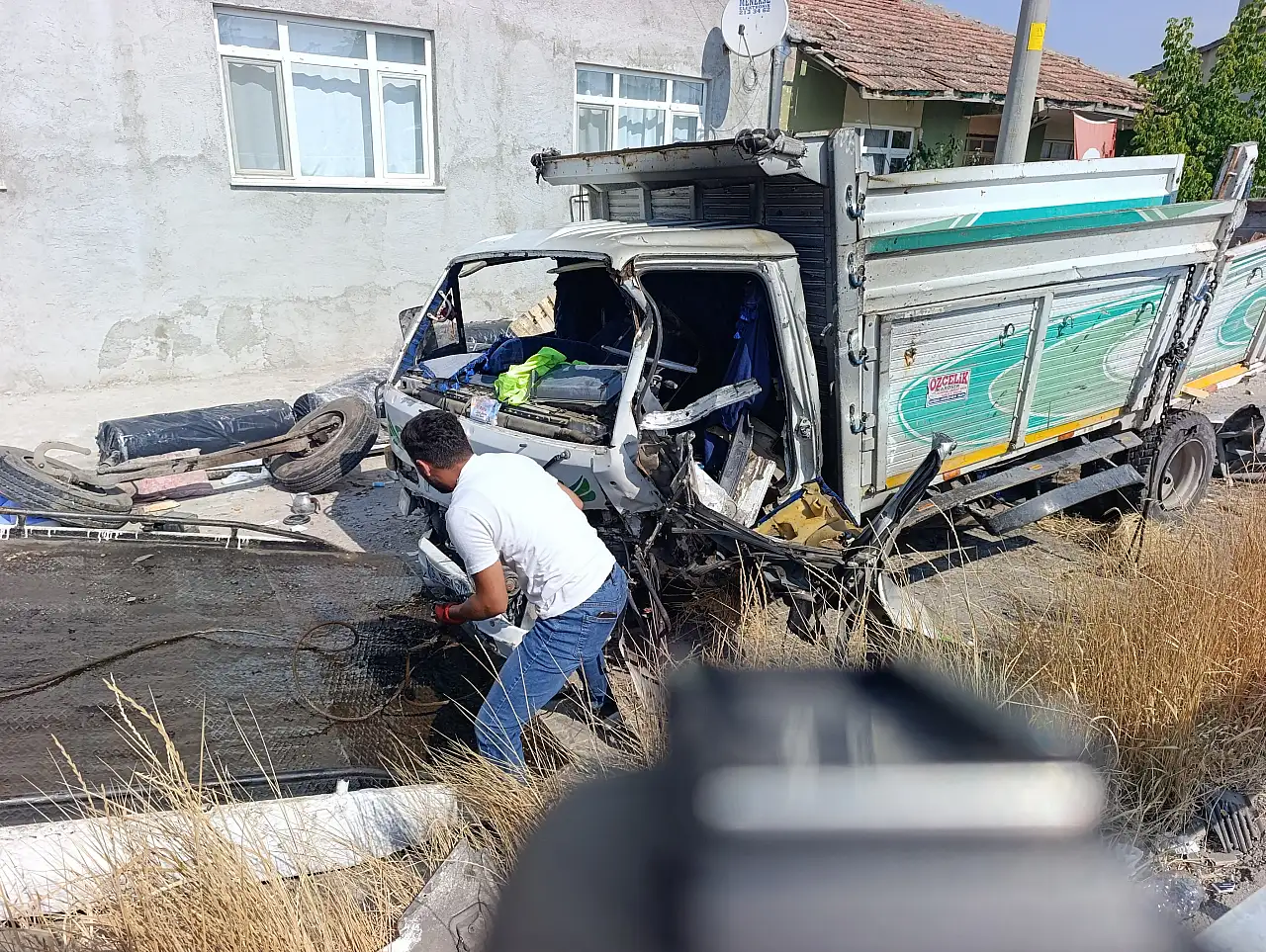 Yolcu otobüsü kamyonete çarptı: Ölü ve çok sayıda yaralı var