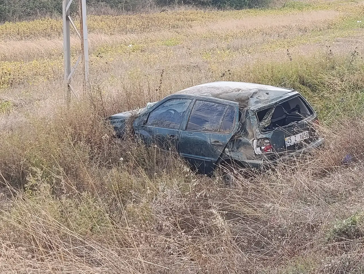 Konya'da yağmur sonrası korkutan kaza! Otomobil şarampole uçtu