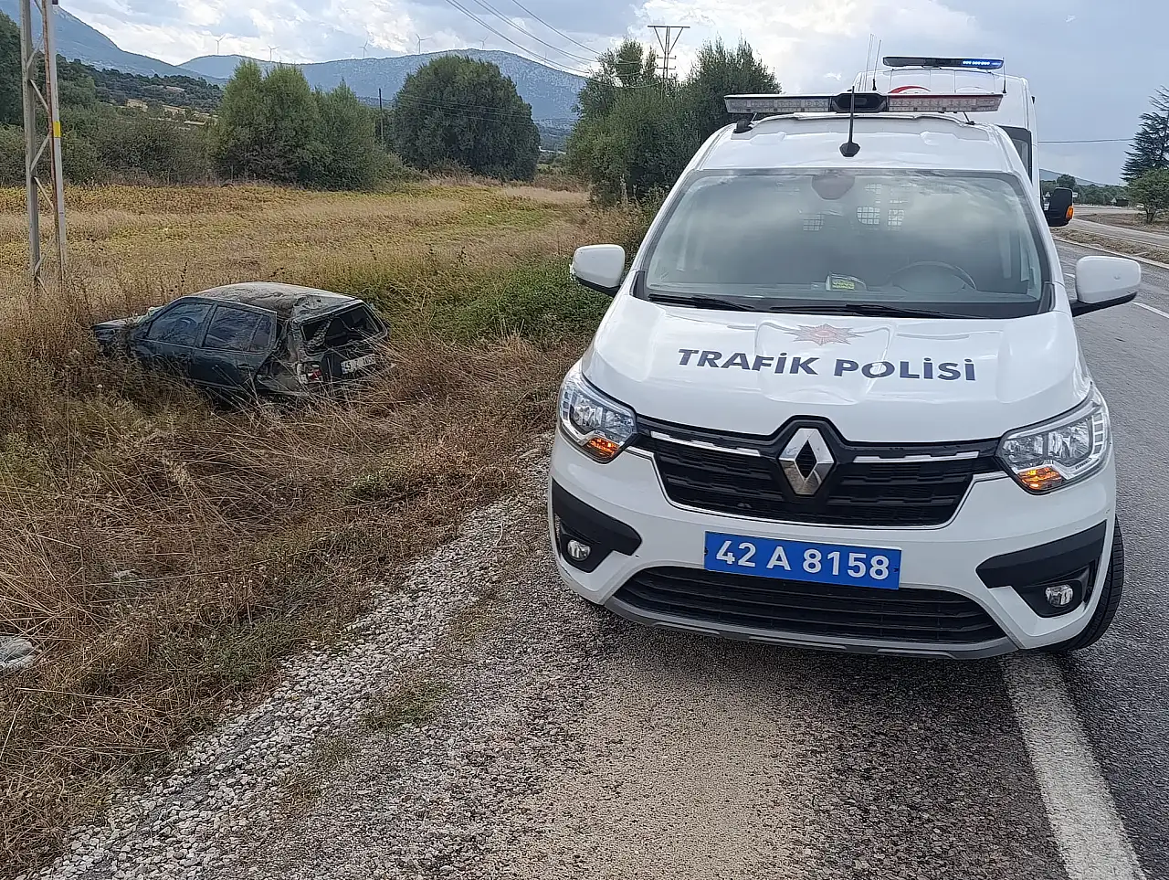 Konya'da yağmur sonrası korkutan kaza! Otomobil şarampole uçtu