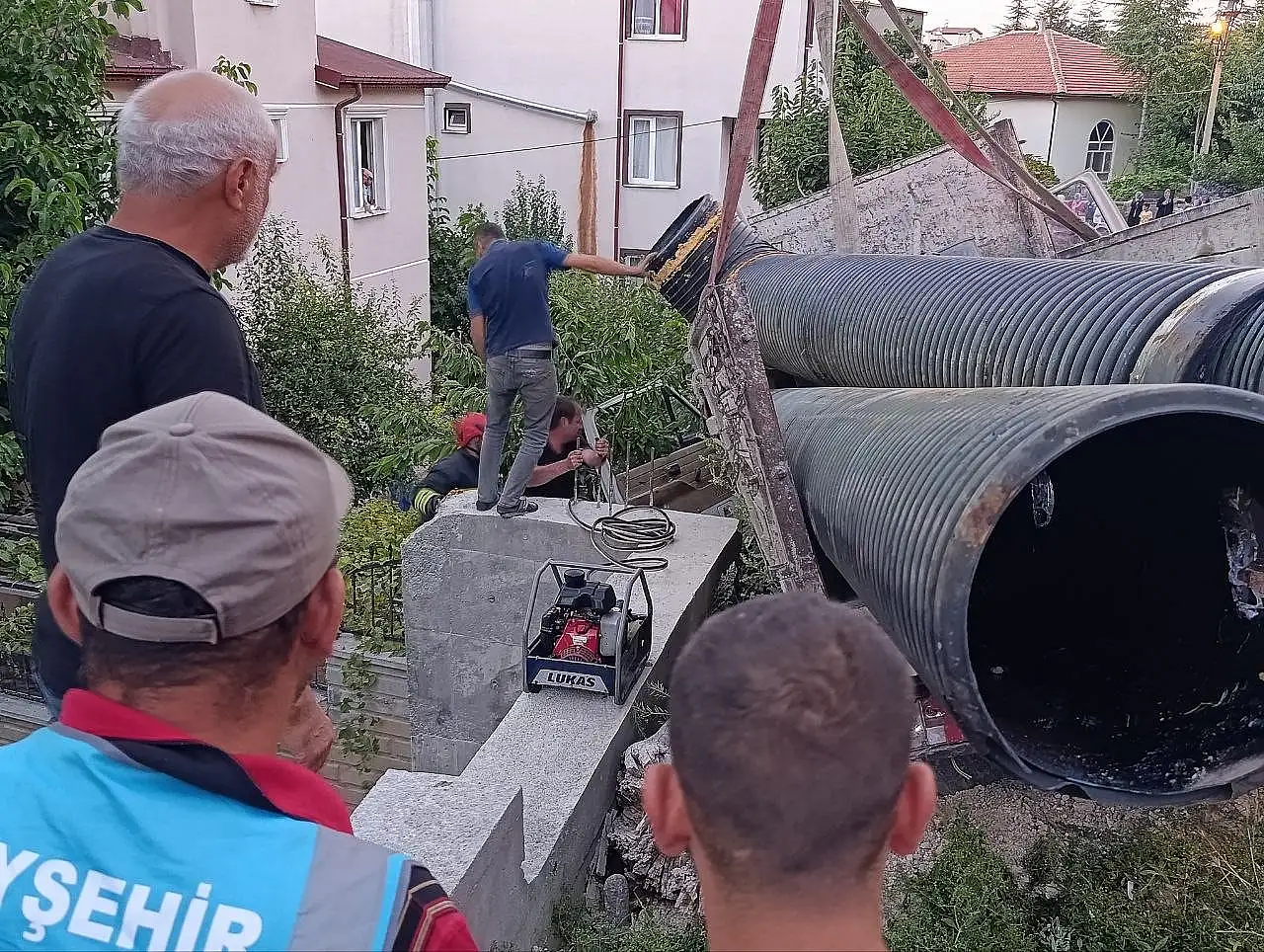 Konya'da yürekleri ağza getiren olay! Kamyoneti durdurmak isterken sıkıştı