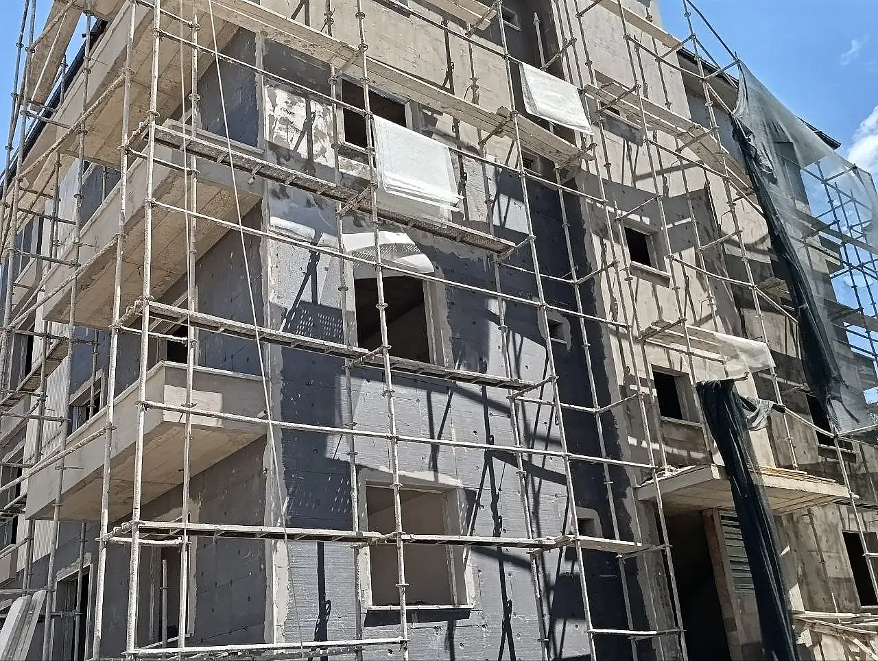 Konya'da inşaatta feci kaza: 3'üncü kattan beton zemine düştü