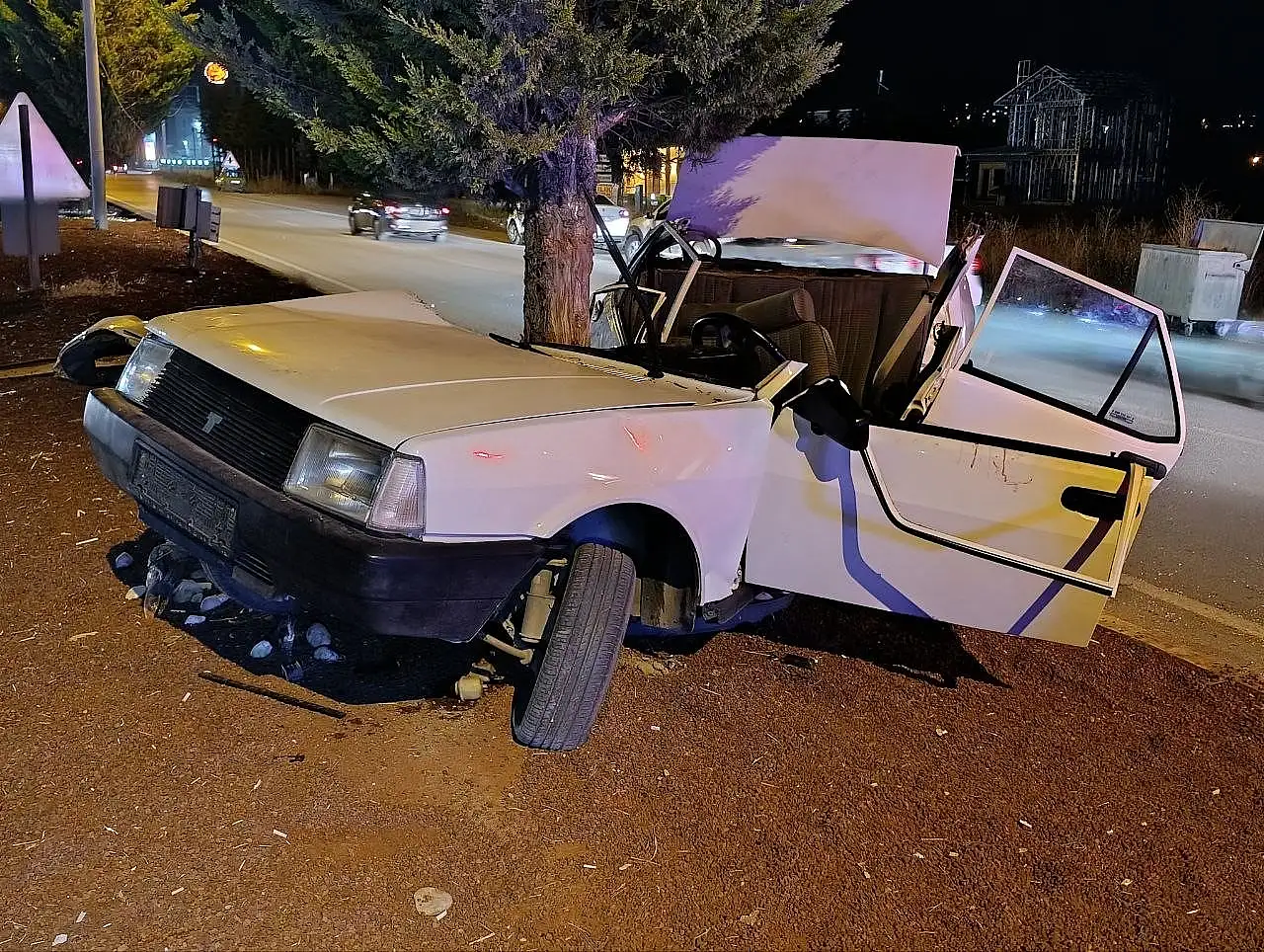 Konya'da kontrolden çıkan otomobil ağaca ok gibi saplandı