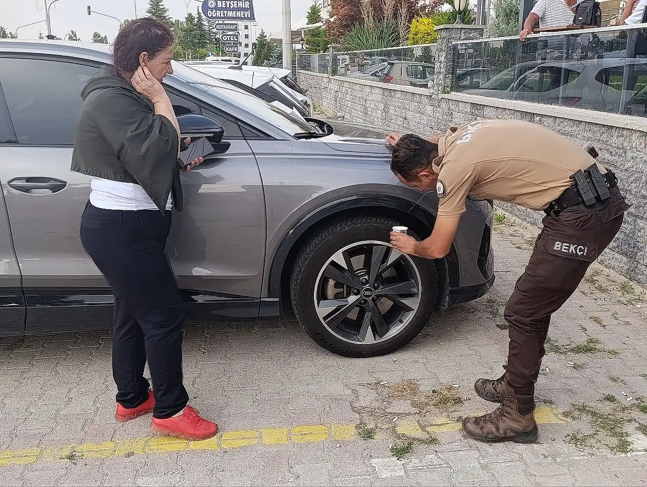 Konya'da polisten yavru kediye şefkat: Kurtarıp sahiplendiler