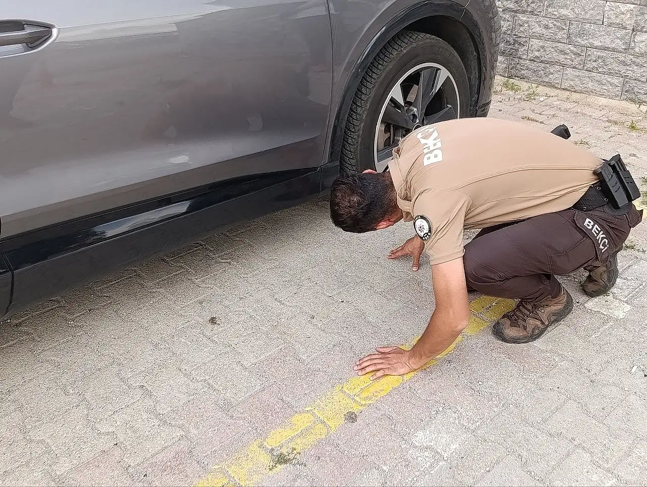 Konya'da polisten yavru kediye şefkat: Kurtarıp sahiplendiler