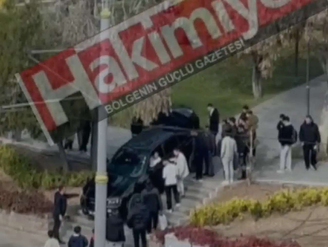 Konya'da film sahnelerini aratmayan olay: Araç merdivenlerde asılı kaldı!