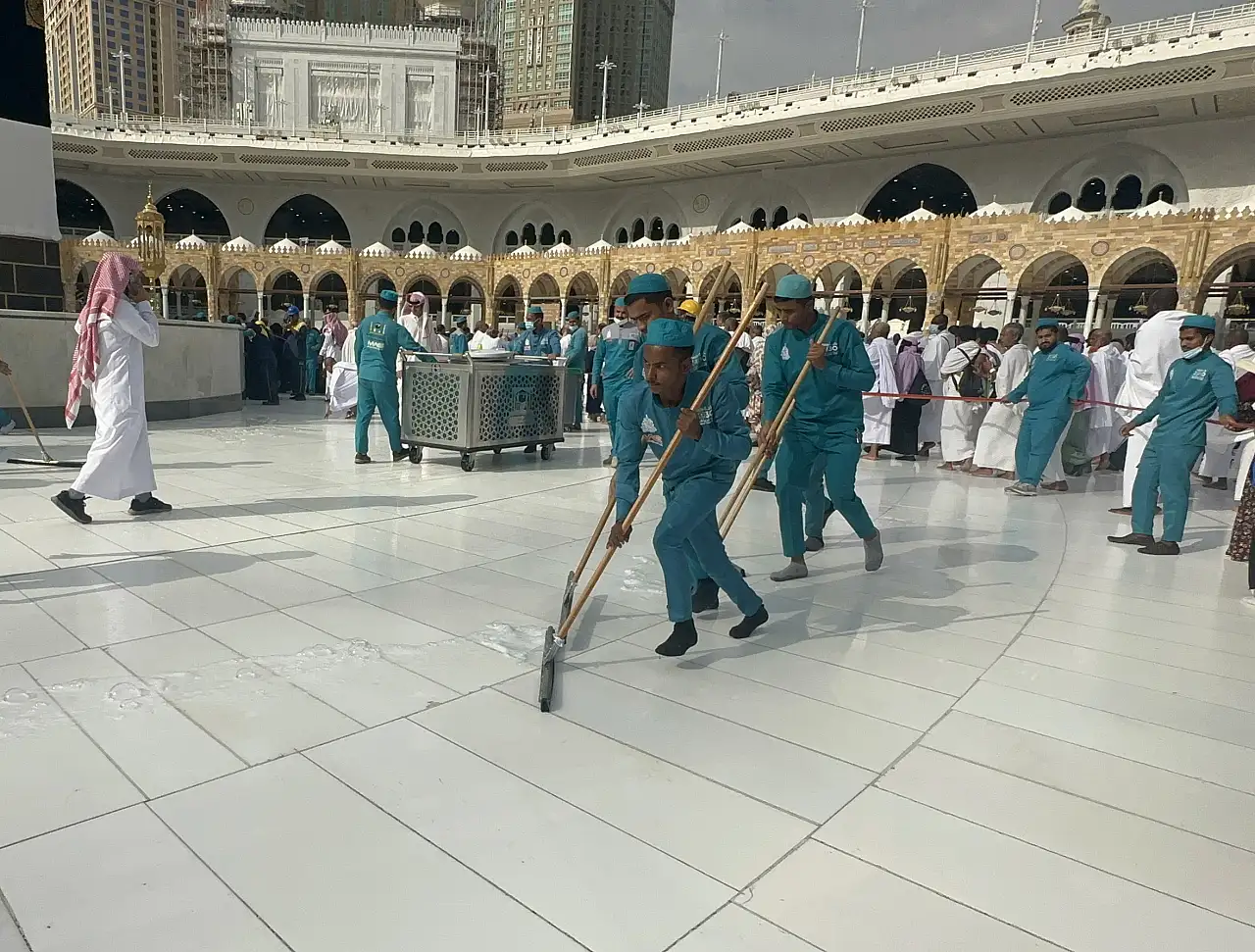 Mescid-i Haram'da temizlik görevlileri, büyük titizlikle çalışıyor