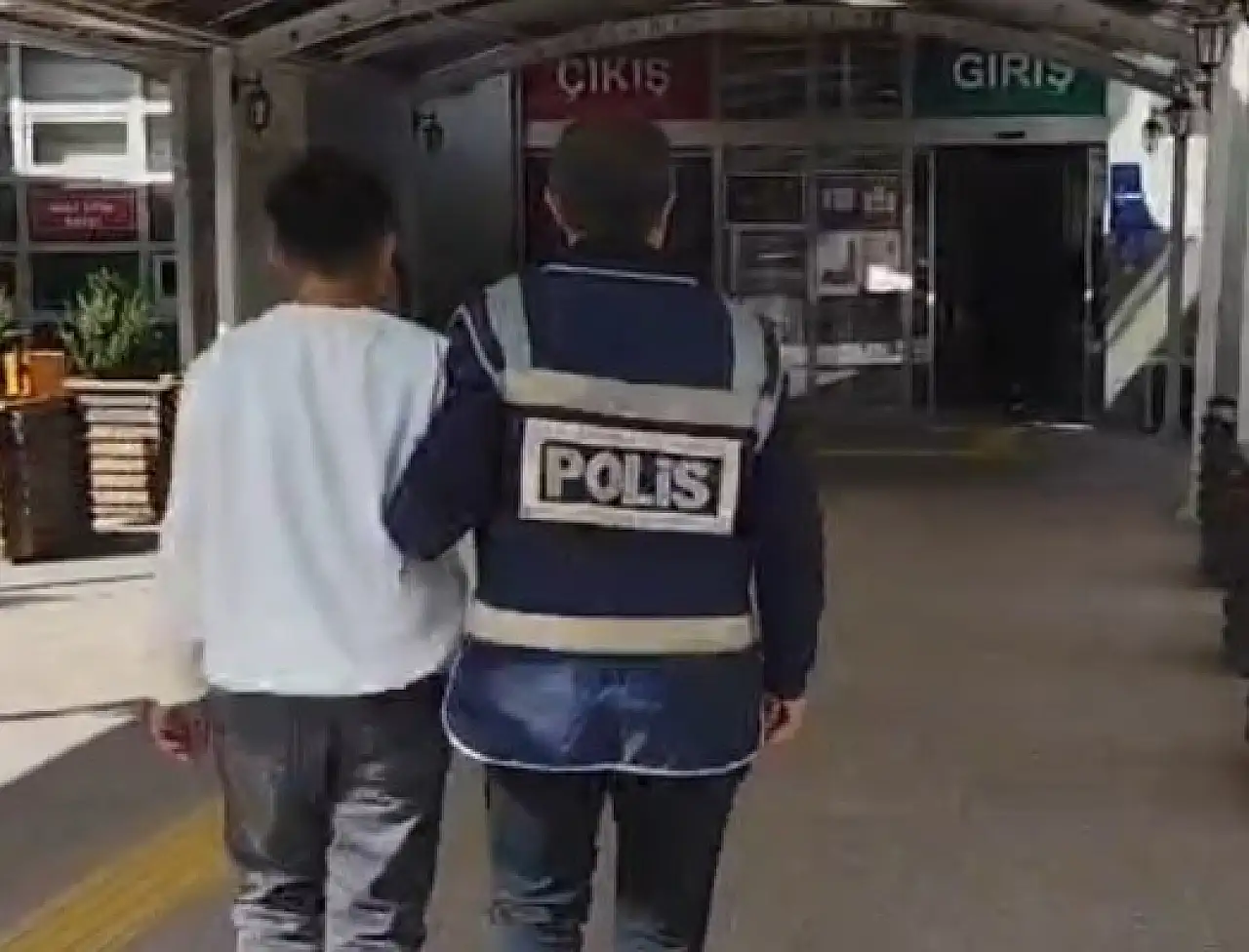 Aksaray'da iş yerini hedef alan çocuğun planı kameraya takıldı