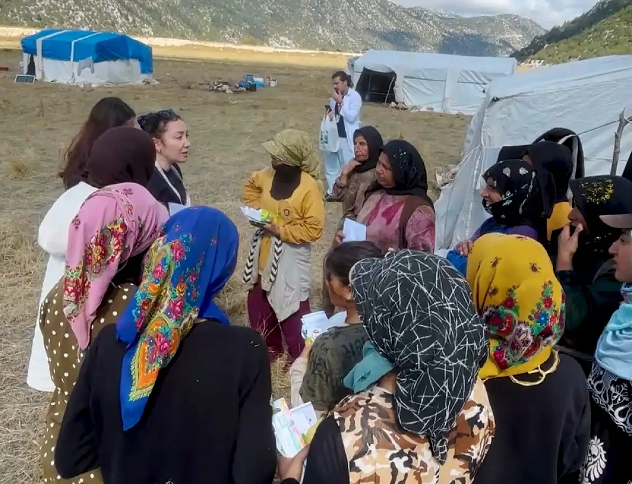 Konya'da sağlık hizmeti tarlaya taşındı! Kadın ve çocuklar da unutulmadı