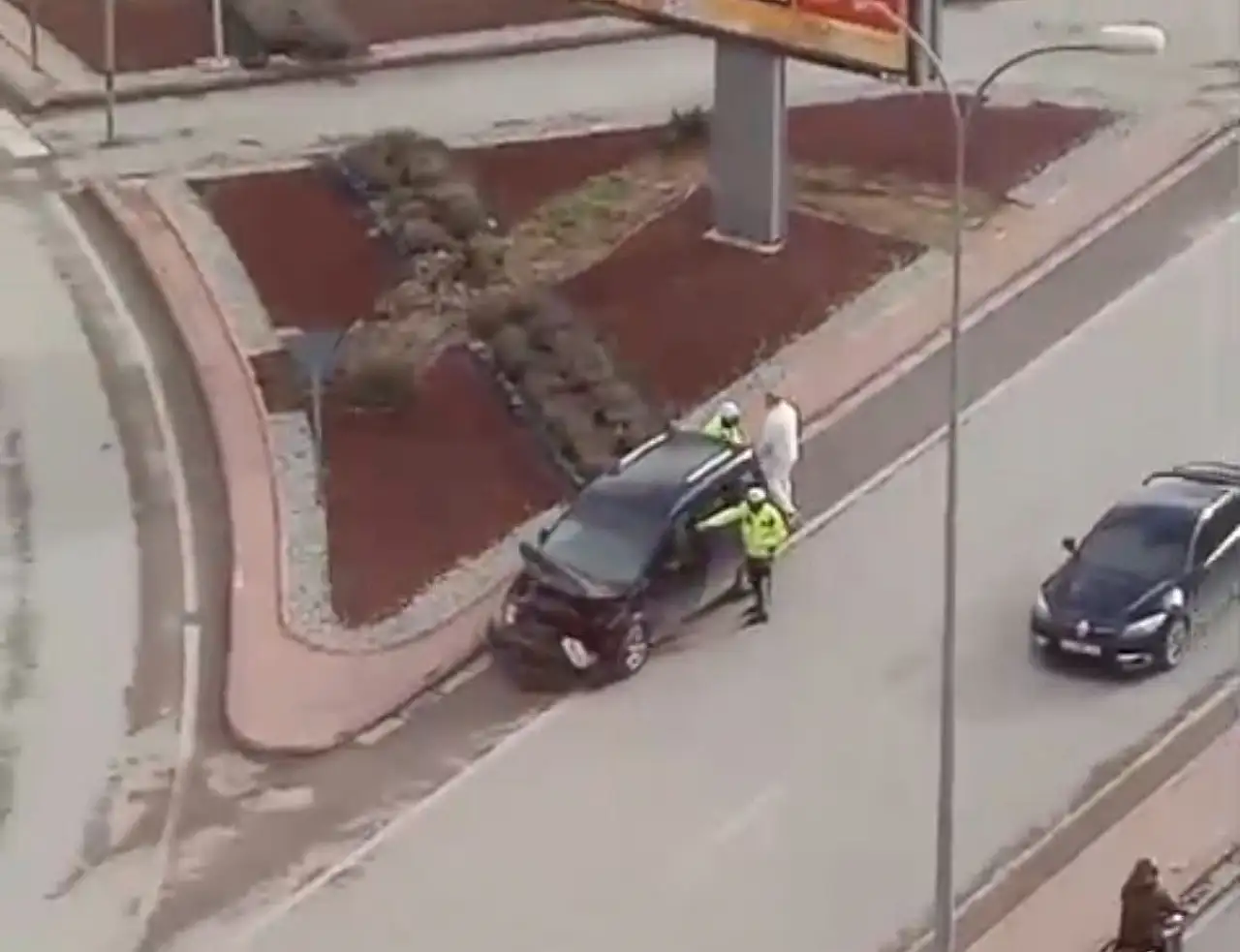 Konya'da korkutan kaza! Ticari araçla çarpışan otomobil devrildi