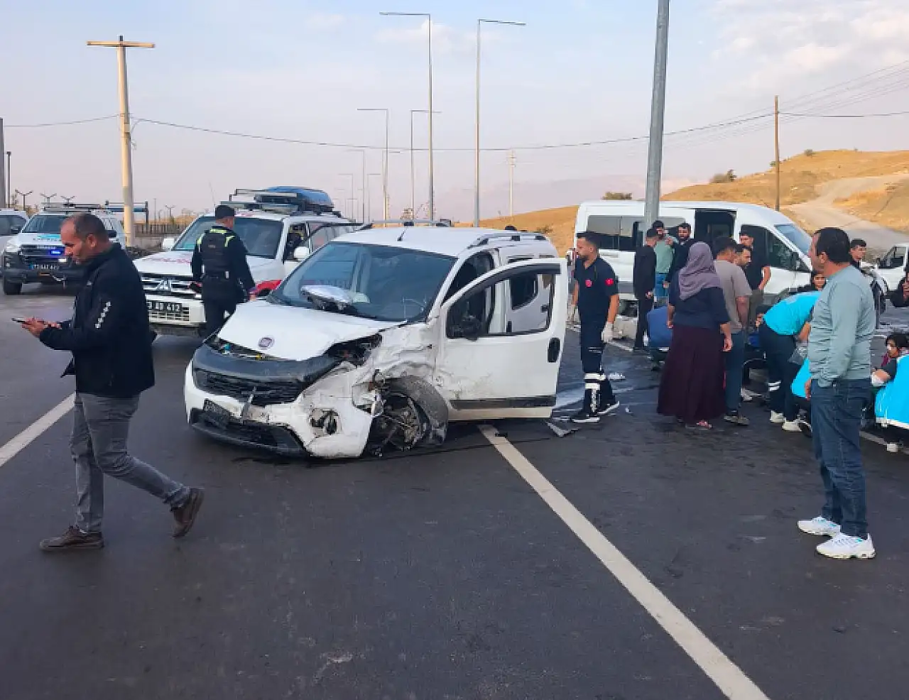 Öğrencileri taşıyan servis kaza yaptı: Ortalığın savaş alanına döndüğü kaza çok sayıda yaralı var!