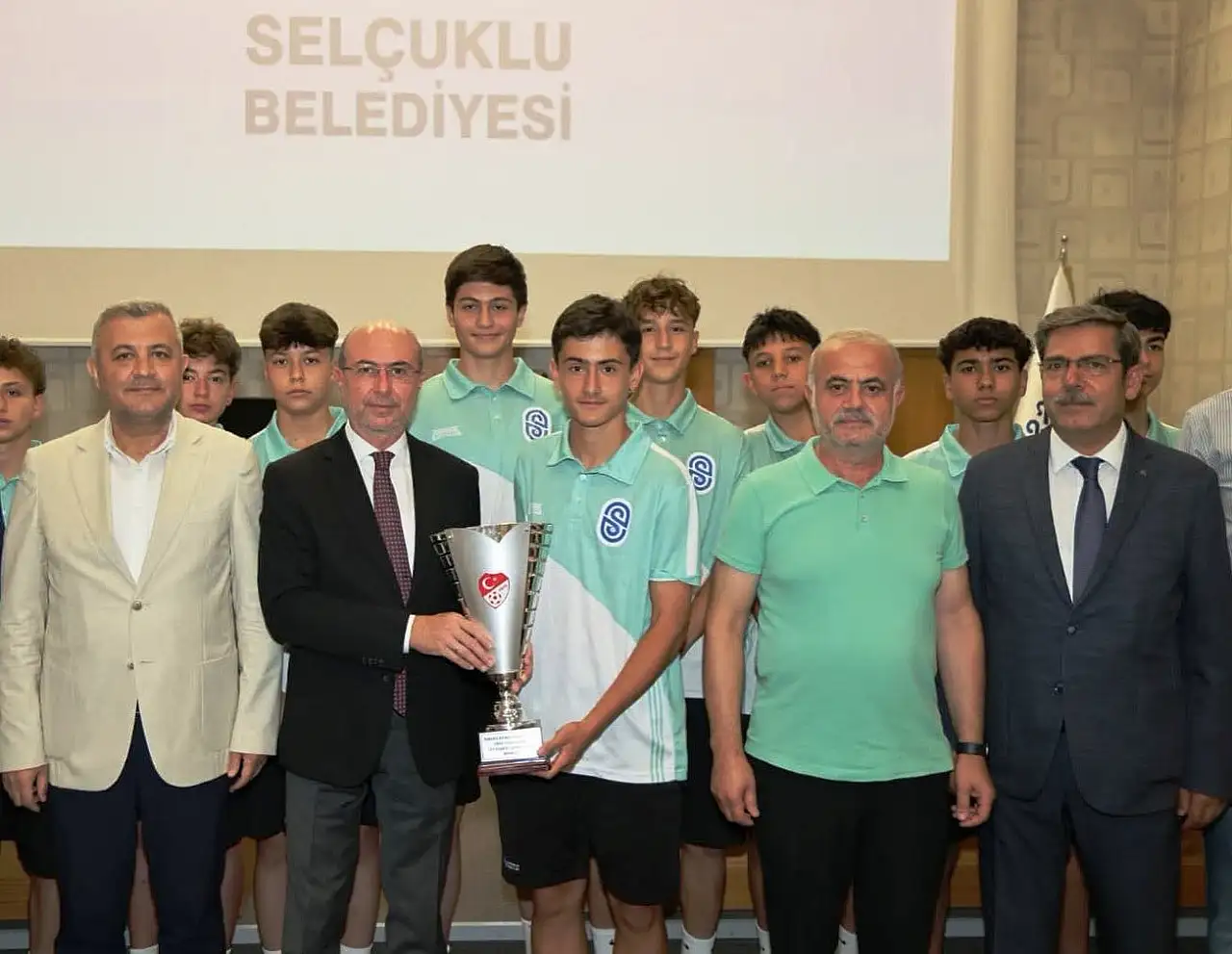 O kupa Melis'e geldi: Başkan tek tek kutladı