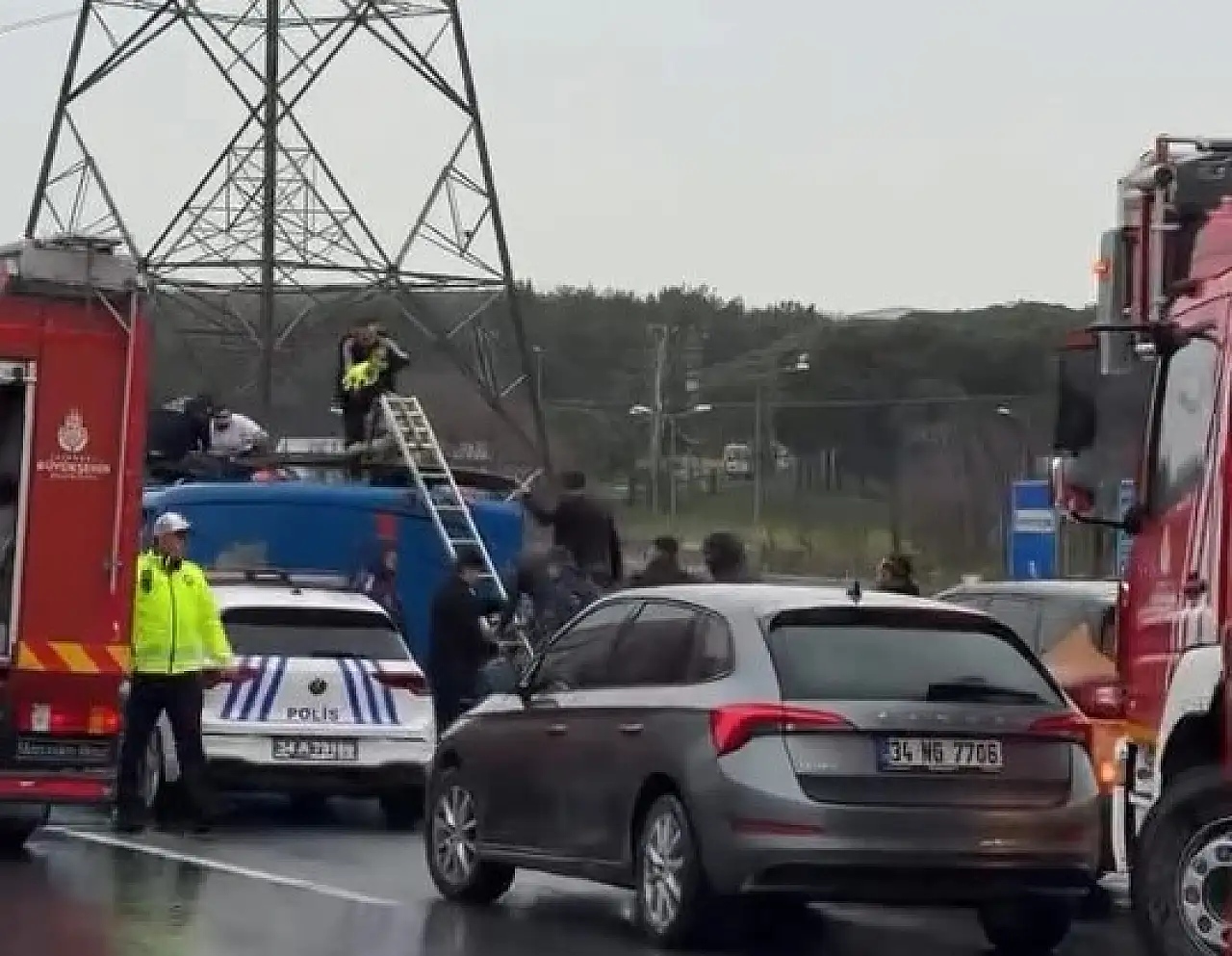 Mahkum taşıyan araç yola devrildi! 2 Jandarma ağır olmak üzere 19 kişi yaralı