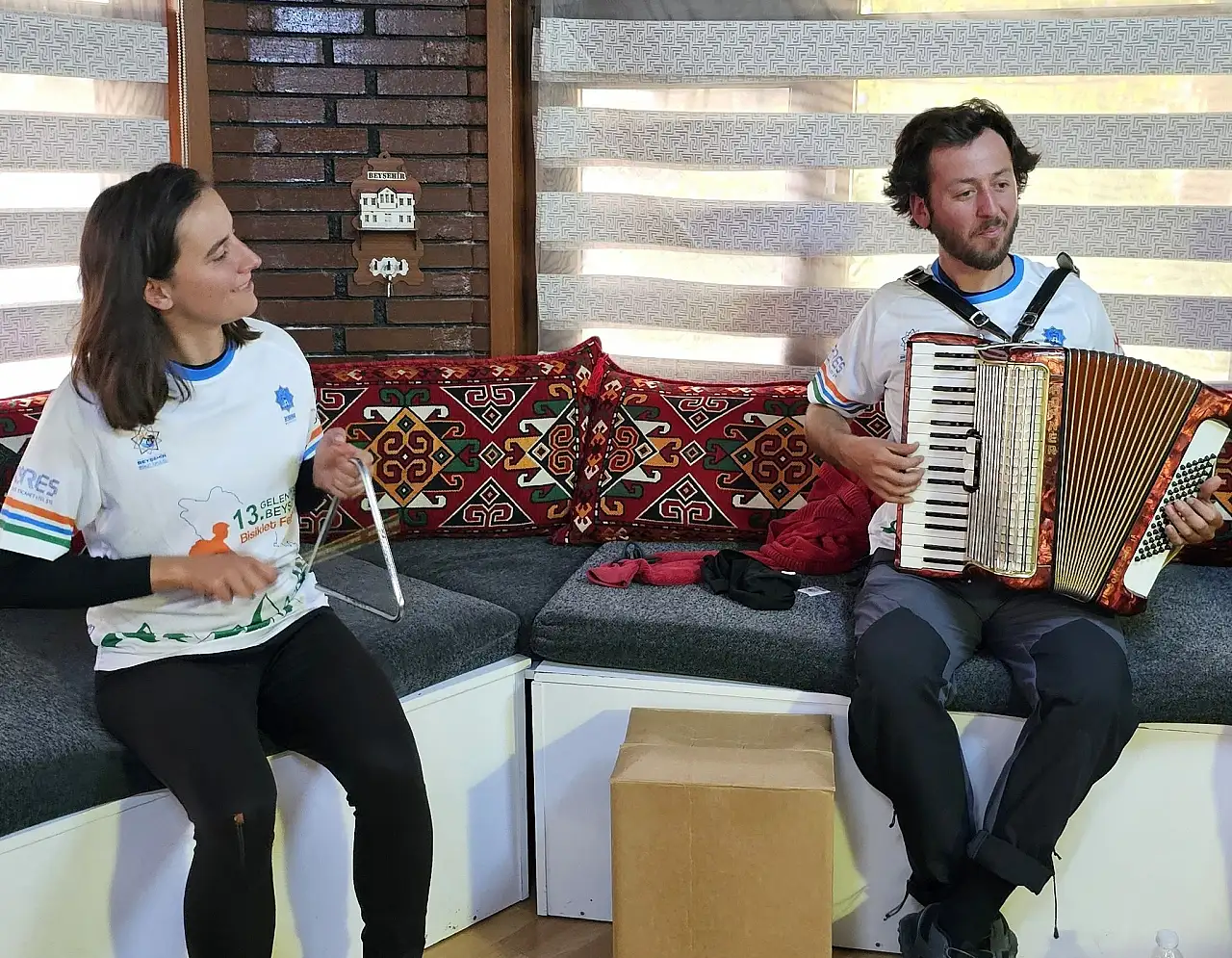 Konya'da tatlı mola! Bisikletlerindeki enstrümanlarla Beyşehir'e geldiler