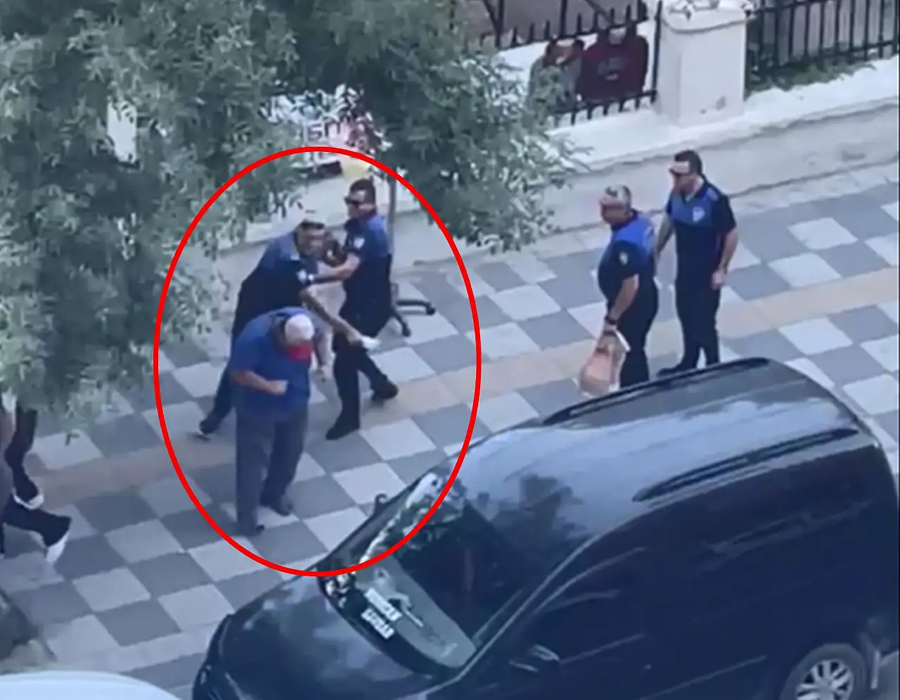 Zabıtanın engelli satıcıya müdahalesi gündem oldu! Görevden alındı