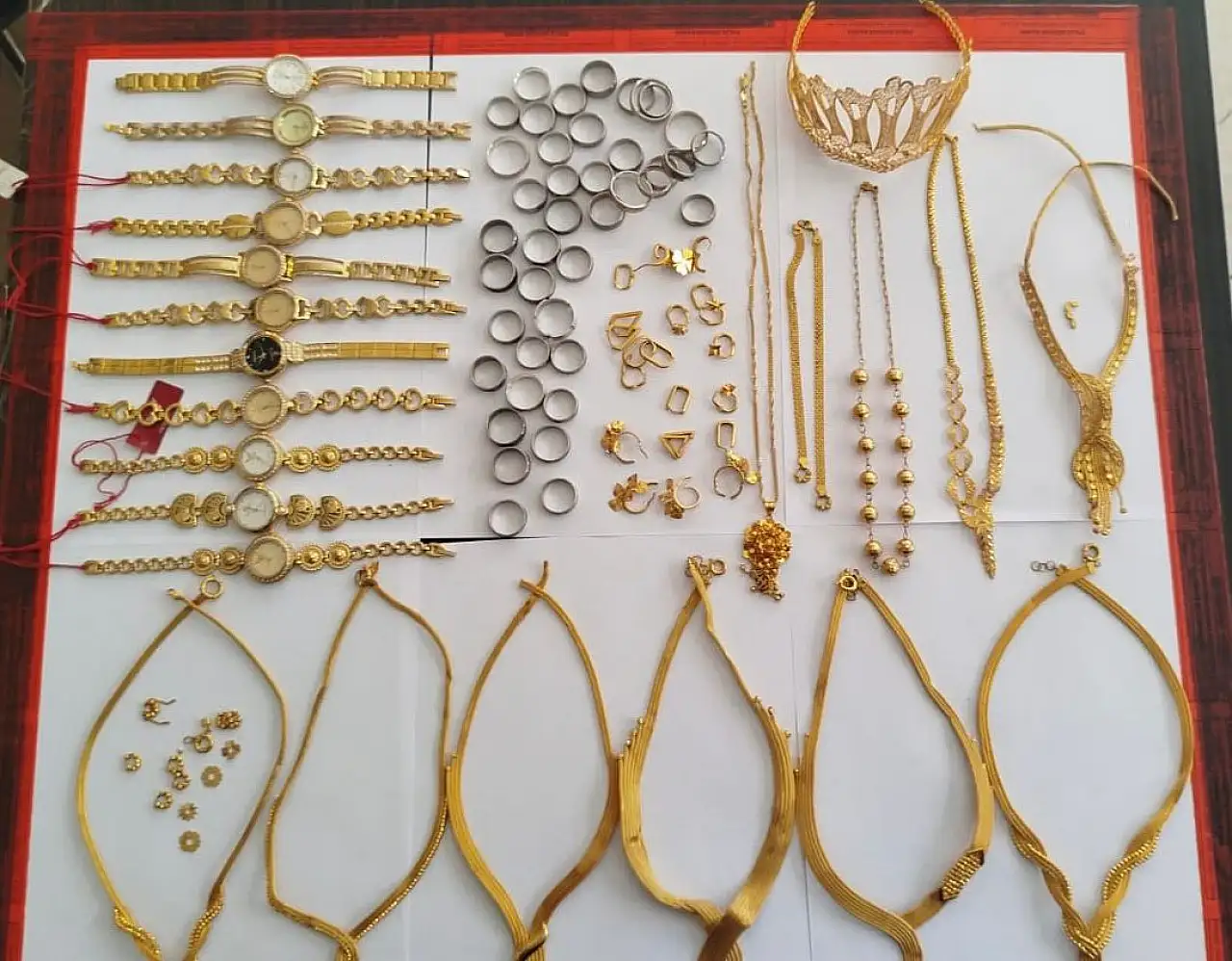 Duvarı delerek kuyumcudan altın çaldılar