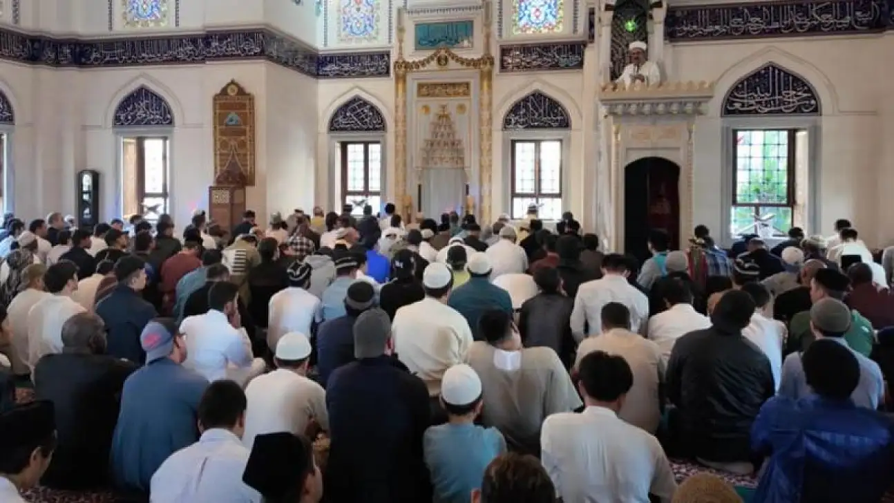 Cami dolup taştı: Bayram namazı 3 kere kılındı