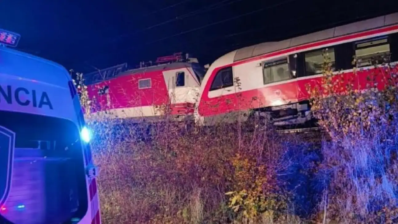 Yolcu trenleri çarpıştı: Çok sayıda yaralı var!