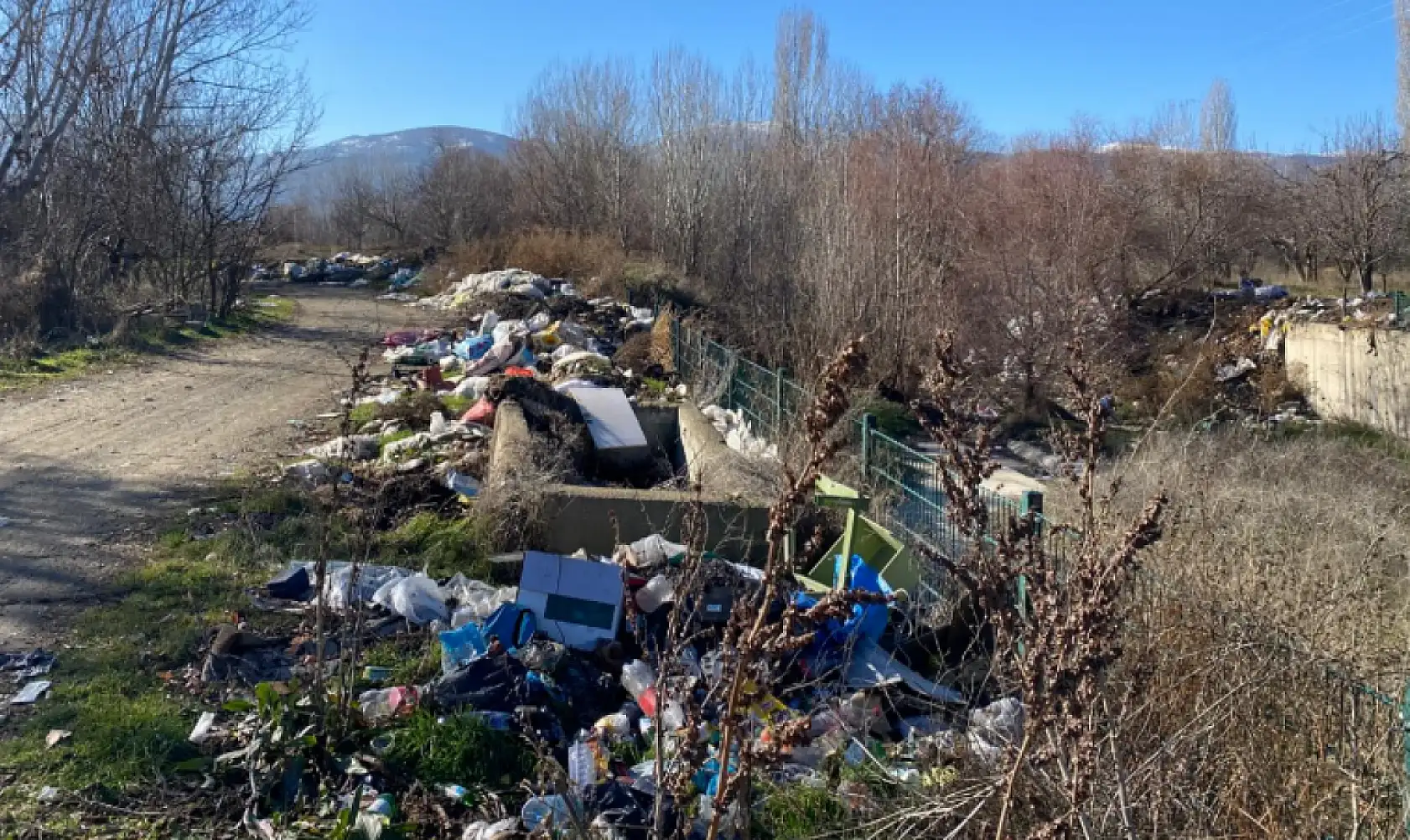 Konya'da dere kenarı çöp deposu oldu, yol sorunu çözüm bekliyor!