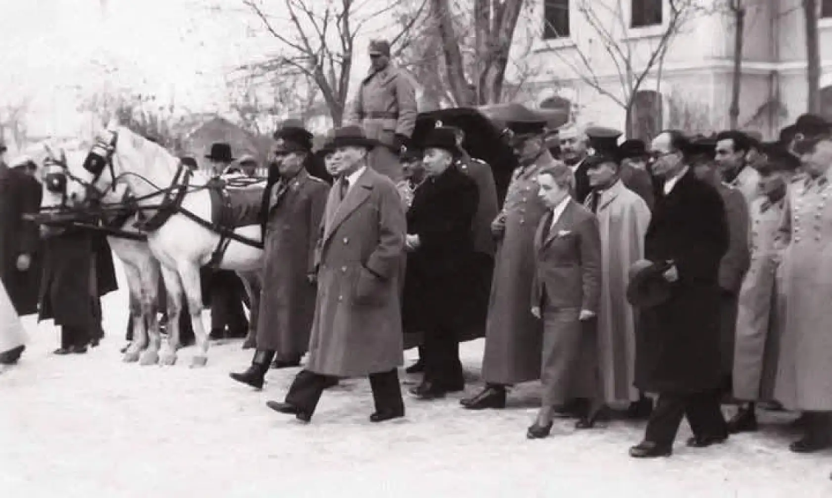 Tarihin Tozlu Sayfalarından Bir Kare: Atatürk Konya Tren İstasyonunda