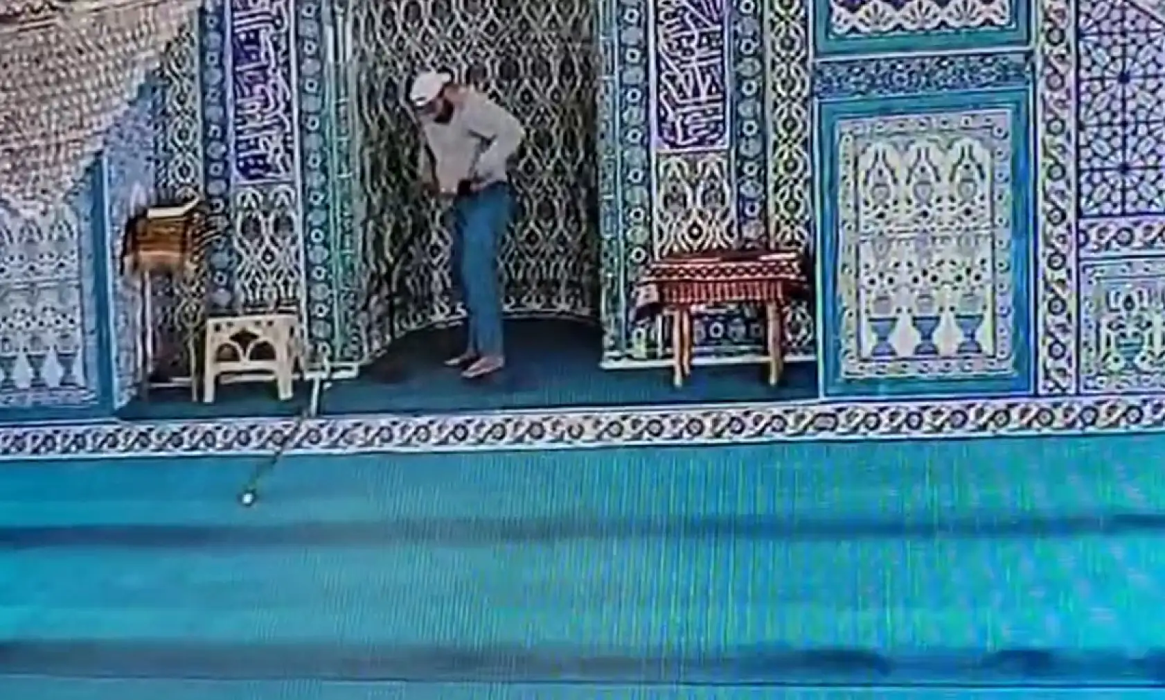 Cezaevinden izinli çıktı camileri hedef aldı