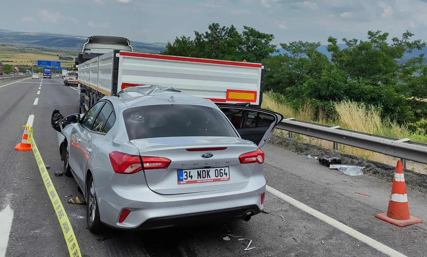 TIR'a arkadan çarpan otomobilde can pazarı: 1 ölü, çok sayıda yaralı