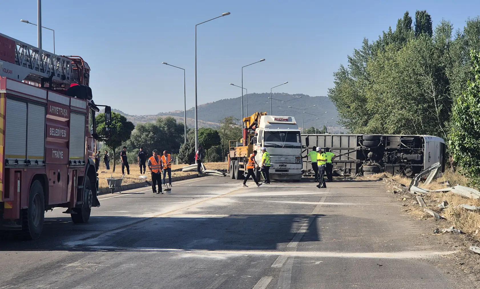 Antalya yolunda korku dolu anlar! Yolcu otobüsü devrildi, çok sayıda yaralı var