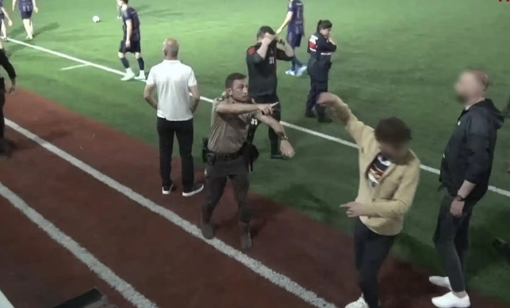 Polislerin maçında saha karıştı!