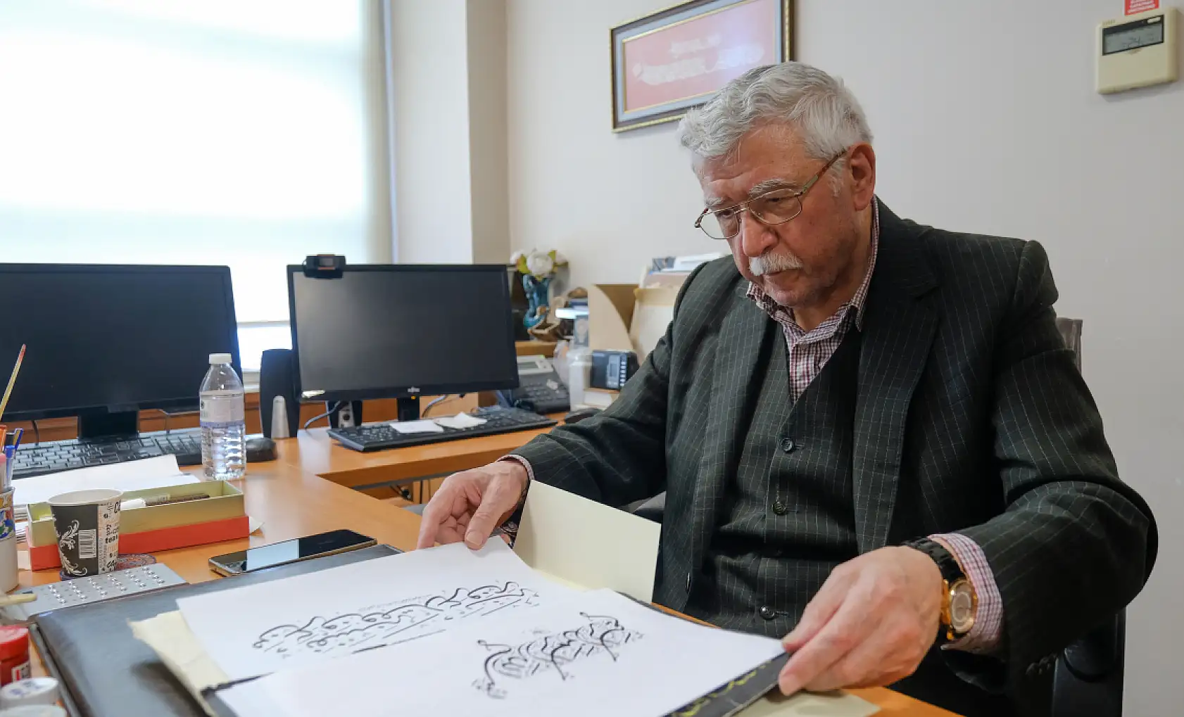 Konya'nın hat sanatı ustası Hüseyin Öksüz, Cumhurbaşkanı Erdoğan'dan ödül aldı