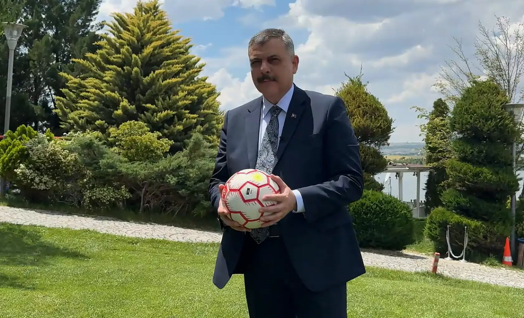 Konyalı bakan A Milli Futbol Takımı için  topun başına geçti!